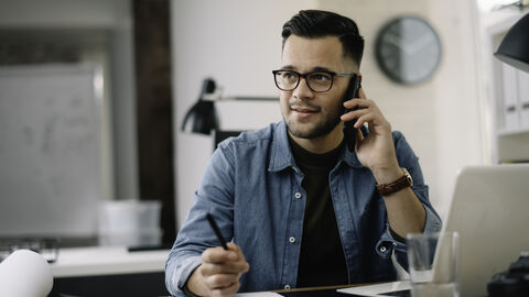 Junger Mann am Telefon