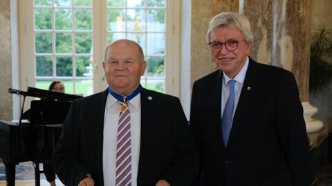 Friedrich Schäfer aus Vöhl wurde von Ministerpräsident Volker Bouffier mit dem Hessischen Verdienstorden geehrt.