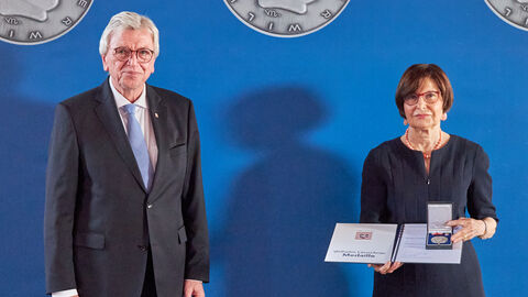 Ministerpräsident Bouffier ehrt Minka Pradelski.