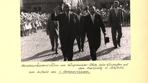Ministerpräsident Zinn und der Alsfelder Bürgermeister Kratz treffen zum Auftakt des ersten Hessentags 1961 auf dem Alsfelder Marktplatz ein
