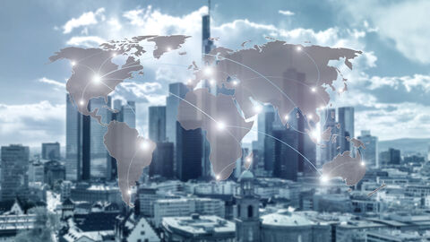 Vernetzte Weltkarte überblendet Frankfurter Skyline