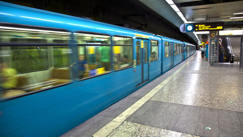 UBahn fährt ein