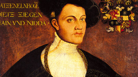 gemaltes Portrait des Landgrafen Philipp, er trägt eine weißes Hemd mit Stehkragen, einen schwarzen Hut, den er schräg auf dem Kopf hat und einen schwarzen Umhang