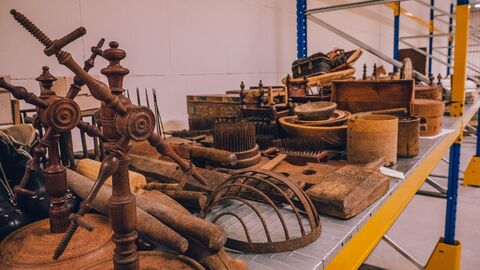 Ein Regal im Zentralmagazin des Hessenparks