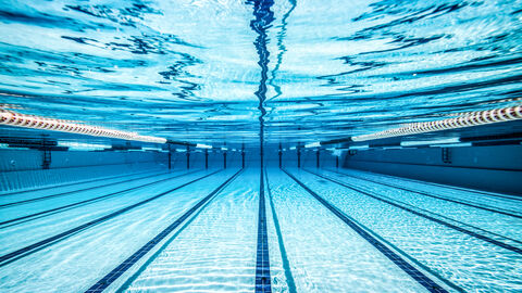 Ein Schwimmbecken unter Wasser