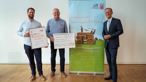 Staatsminister Axel Wintermeyer (rechts) ehrt Marco Hanke (links) und Arnold Will vom Heimat- und Geschichtsverein Silges.