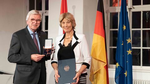 Auszeichnungen zu "75 Jahre Hessen"