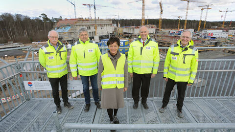 Europaministerin Puttrich mit den Beteiligten an der Baustelle des FAIR-Vorhabens.