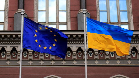 Flaggen der Europäischen Union und der Ukraine