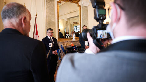 Der 50-jährige betonte in seinem ersten Pressestatement als Ministerpräsident: „Ich möchte Ministerpräsident aller Hessinnen und Hessen sein. Meine Vision ist klar: Hessen soll den Menschen Heimat und Sicherheit geben.“ 