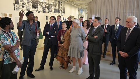 Ministerpräsident Boris Rhein und Bundespräsident Frank-Walter Steinmeier werden gemeinsam mit zahlteichen weiteren Personen durch das Museum Fridericianum geführt.