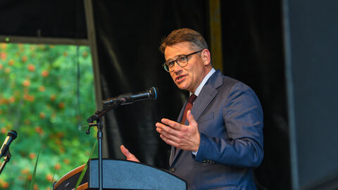 Ministerpräsident Boris Rhein in der Keltenwelt Glauberg zu 50 Jahre Wetteraukreis