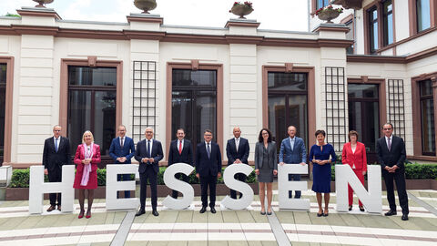 V. l. n. r.: Innenminister, Peter Beuth, Ministerin für Digitale Strategie und Entwicklung, Kristina Sinemus, Sozialminister Kai Klose, Stellvertretender Ministerpräsident und Wirtschaftsminister Tarek Al-Wazir, Kultusminister Alexander Lorz, Ministerpräsident Boris Rhein, Justizminister Roman Poseck, Wissenschaftsministerin Angela Dorn, der Chef der Hessischen Staatskanzlei, Staatsminister Axel Wintermeyer, Europaministerin Lucia Puttrich, Umweltministerin Priska Hinz und Finanzminister Michael Boddenberg.