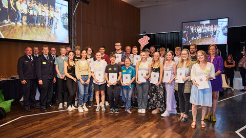 Gruppenfoto der Siegerinnen und Sieger des Weltverbesserer-Wettbewerbs