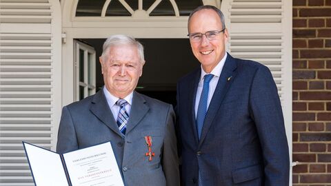 Johann Pauly gemeinsam mit Innenminister Beuth bei der Verleihung des Bundesverdienstkreuzes
