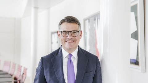 Porträtaufnahme von Ministerpräsident Boris Rhein im Kabinettsaal in der Hessischen Staatskanzlei