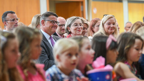 Ministerpräsident Boris Rhein beim Besuch der Schule am Erlenbach in Frankfurt