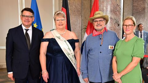 Ministerpräsident Boris Rhein mit seiner Frau Tanja Raab-Rhein und die Hochstädter Weinkönigin Bettina I. mit Weinjunker Manfred;  Bettina Weber und Manfred Ritz. 