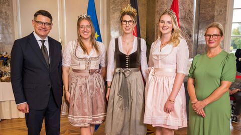 Ministerpräsident Boris Rhein mit seiner Frau Tanja Raab-Rhein und die Hallgartener Weinmajestäten, Weinkönigin Lena mit den Weinprinzessinnen Celine und Zoe; Lena Orth, Celine Loeschmann und Zoe Mayer.