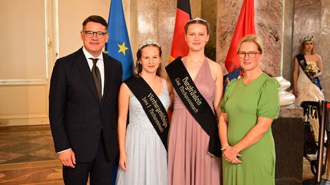 Ministerpräsident Boris Rhein mit seiner Frau Tanja Raab-Rhein und Neckarsteinachs Vierburgenkönigin Jana I. mit Burgfräulein Lisa; Jana Kollerer und Lisa Pöpel. 
