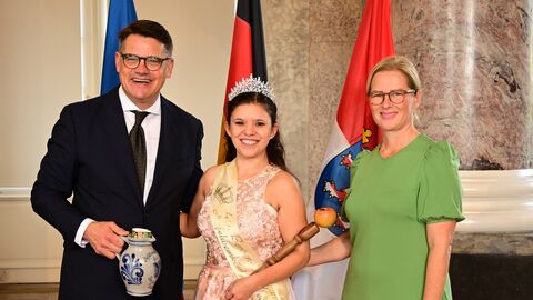 Ministerpräsident Boris Rhein mit seiner Frau Tanja Raab-Rhein und der Bergen-Enkheimer Apfelweinkönigin Lea I.; Lea Nickol.