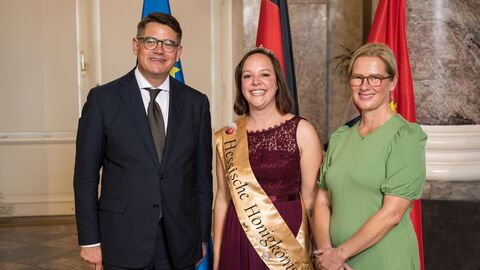 Ministerpräsident Boris Rhein mit seiner Frau Tanja Raab-Rhein und die Hessische Honigkönigin, Kathrin Dippel