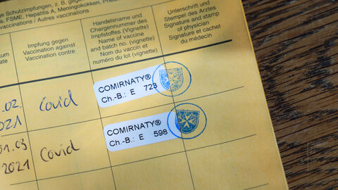 Aufnahme eines Impfausweises mit aufgeschlagenen Seiten zur Impfung gegen das Coronavirus