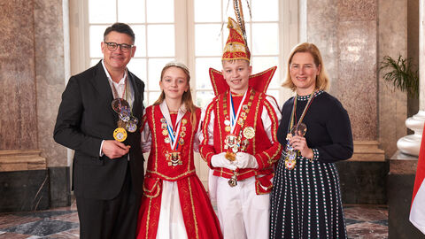Ministerpräsident Boris Rhein und seine Frau Tanja Raab-Rhein empfangen im Schloss Biebrich in Wiesbaden hessische Fastnachtsvereine