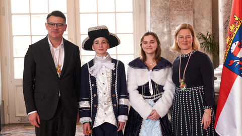 Ministerpräsident Boris Rhein und seine Frau Tanja Raab-Rhein empfangen im Schloss Biebrich in Wiesbaden hessische Fastnachtsvereine