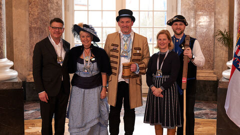 Ministerpräsident Boris Rhein und seine Frau Tanja Raab-Rhein empfangen im Schloss Biebrich in Wiesbaden hessische Fastnachtsvereine