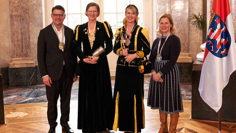 Ministerpräsident Boris Rhein und seine Frau Tanja Raab-Rhein empfangen im Schloss Biebrich in Wiesbaden hessische Fastnachtsvereine