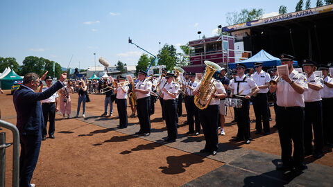 Der Festzug mit einer Länge von circa 3,5 Kilometern und mehr als 2.100 Teilnehmerinnen und Teilnehmern ist angeführt worden vom Landespolizeiorchester.