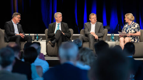 Ministerpräsident Boris Rhein (links) spricht in einer gemeinsamen Talkrunde mit dem Astronauten Dr. Thomas Reiter (2.v.l.) sowie dem hessischen Raumfahrtkoordinator Prof. Dr.-Ing. Johann-Dietrich Wörner (2.v.r.) über strategische Handlungsfreiheit und industrielle Unabhängigkeit der Branche.