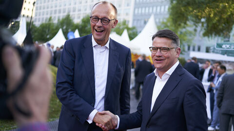 Ministerpräsident Boris Rhein (rechts) und Bundeskanzler Friedrich Merz.