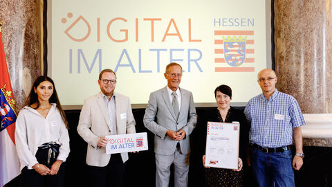 Der Chef der Hessischen Staatskanzlei, Staatsminister Axel Wintermeyer, hat die Stadt Wetzlar beim 2. Di-Lotsen-Tag in Wiesbaden als Di@-Lotsen-Stützpunkt begrüßt und ihnen die Urkunde überreicht.