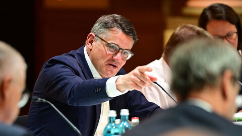 Zu Beginn der gemeinsamen Beratungen der Regierungschefinnen und Regierungschefs der Länder am Freitag im Festsaal des Gesellschaftshaus Palmengarten