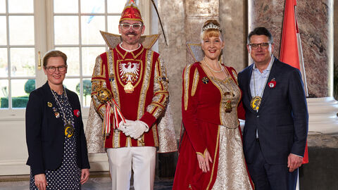 Ministerpräsident Boris Rhein und seine Frau Tanja Raab-Rhein empfangen im Schloss Biebrich in Wiesbaden das Frankfurter Prinzenpaar Prinz Michael VIII. und Prinzessin Marion III. vom Großen Rat der Karnevalvereine Frankfurt am Main e.V.; Michael und Marion Eckhardt