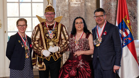 Ministerpräsident Boris Rhein und seine Frau Tanja Raab-Rhein empfangen im Schloss Biebrich in Wiesbaden Prinz Michael I. und Prinzessin Nadine I. vom Karnevalistischen Freundeskreis Kaufungen e.V.; Michael und Nadine Reffke 