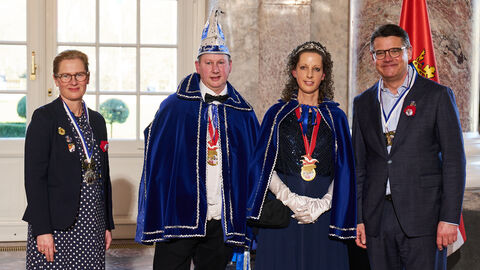 Ministerpräsident Boris Rhein und seine Frau Tanja Raab-Rhein empfangen im Schloss Biebrich in Wiesbaden Prinzessin Angela I. und Prinz Dirk III. vom FC Rot-Weiss 1902 Kirchberg, Dirk und Angela Kahlmeier 