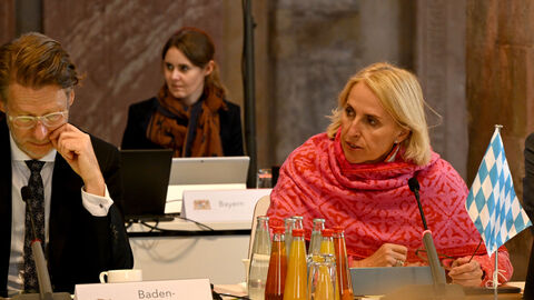 Eine Frau hört konzentriert zu