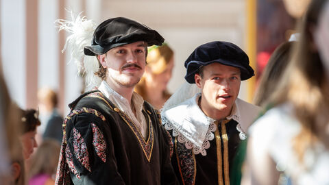 Zwei Teilnehmer schauen in die Kamera.