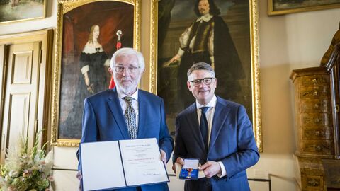 Ministerpräsident Boris Rhein überreicht Kurt Liebermeister das Verdienstkreuz am Bande.