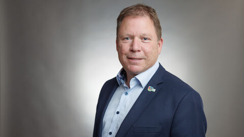 Ein Mann im Anzug schaut in die Kamera