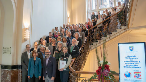 Mehr als 30 Menschen stehen auf einer Treppe.