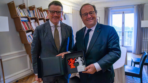Ministerpräsident Boris Rhein (links) in Paris mit François Hollande, ehemaliger Staatspräsident und Mitglied der Nationalversammlung