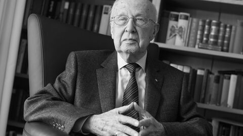 Ein schwarz-weiß-Bild eines Mannes vor einem Bücherregal