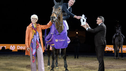 Hessens Ministerpräsident Boris Rhein hat Jur Vrieling als erfolgreichsten Springreiter des Turniers ausgezeichnet. Die Veranstalterin des Festhallen Reitturniers, Ann Kathrin Linsenhoff, gratulierte ebenfalls zum Erfolg.