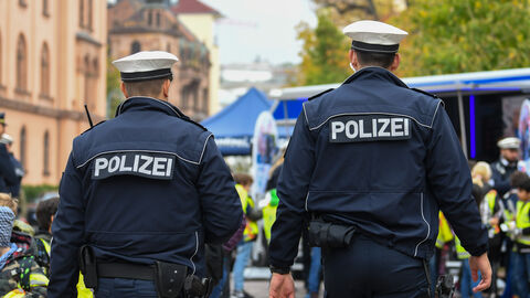 Polizisten sorgen für die Sicherheit auf hessischen Weihnachtsmärkten.