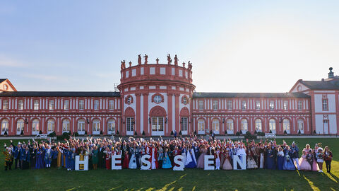 Gruppenbild der Erwachsenenprinzenpaare beim Empfang für die „Hessischen Tollitäten“ 2025 vor dem Wiesbadener Schloss Biebrich