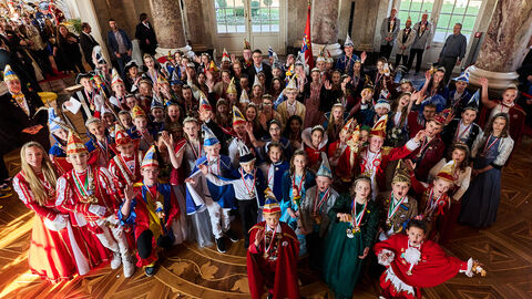 Gruppenbild der Kinderprinzenpaare beim Empfang für die „Hessischen Tollitäten“ 2025 im Wiesbadener Schloss Biebrich